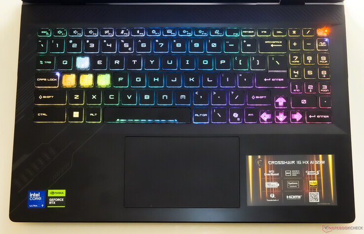 MSI Crosshair 16 HX AI: Teclado e touchpad