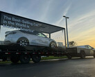 Cybertruck reboca um Model Y (imagem: TeslaNewsWire/X)