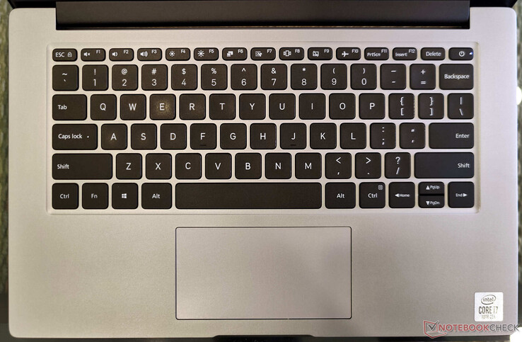 O teclado não tem iluminação de fundo e a área do touchpad é bastante pequena