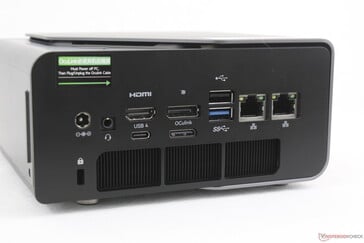 Parte traseira: Adaptador CA, trava Kensington, fone de ouvido de 3,5 mm, HDMI 2.1, DisplayPort 1.4, USB-C com DisplayPort + Power Delivery, OcuLink, USB-A 2.0, USB-C 3.2 Gen. 2, 2x RJ-45 (2,5 Gbps)