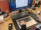 Um MacBook totalmente funcional com uma tela externa anexada (imagem via DuanRui no Twitter)