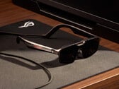 O ROG Xreal R1 vem com um dock e custa US$ 849. Na foto: Uma foto promocional mostrando os óculos em uma mesa.
