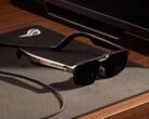 O ROG Xreal R1 vem com um dock e custa US$ 849. Na foto: Uma foto promocional mostrando os óculos em uma mesa.