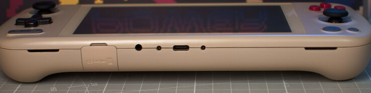 Parte inferior: leitor de cartão microSD (sob a tampa); porta para fone de ouvido de 3,5 mm; USB C 4.0 (DisplayPort, Power Delivery)