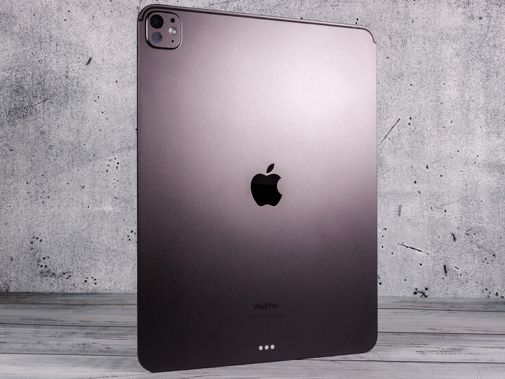 Vista traseira do Apple iPad Pro com acabamento em preto espacial mostrando a câmera e o logotipo Apple (Fonte da imagem: Notebookcheck)