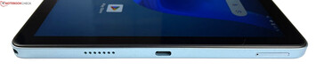direita: entrada para fone de ouvido de 3,5 mm, alto-falantes, USB-C 2.0, slot híbrido SIM/microSD