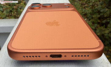 Parte inferior: microfone, USB-C, volume