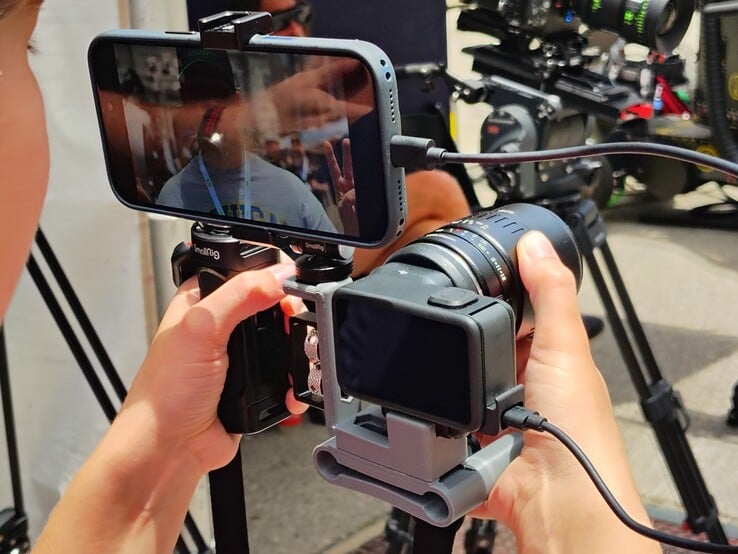 Mission 1 Pro ILS com montagem impressa em 3D, alça Small Rig para a mão esquerda, smartphone com conexão USB e lente macro TTArtisan APS-C 40 mm F2.8.