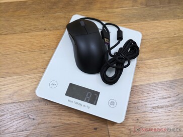 O mouse inteiro com cabo USB pesa cerca de 87 g