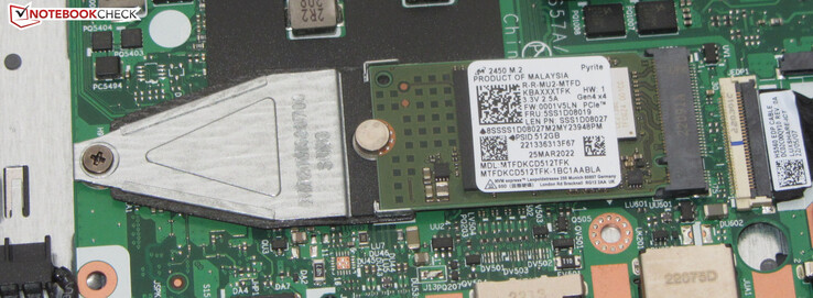 Um SSD serve como acionamento do sistema.