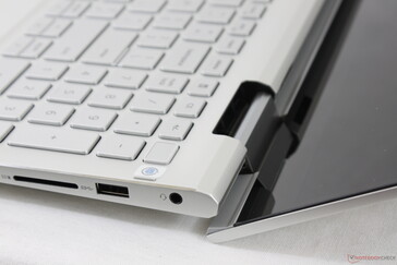 A abertura da tampa levanta a base em um ângulo leve não muito diferente de alguns modelos Asus ZenBook
