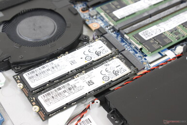 São suportados até dois PCIe4 x4 SSDs. Nossa unidade de teste é fornecida com dois drives não em configuração RAID, mas os usuários podem configurar em RAID 0 ou 1, se desejarem