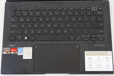 Quando comparado ao Zenbook 14 UM425U, o UM3402 removeu a coluna extra das teclas PgDn e PgUp ao longo da borda direita