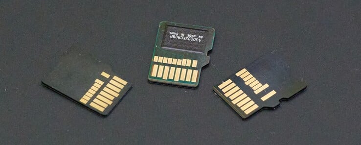 Da esquerda para a direita: Lexar Play Pro (EX), Sandisk MicroSD Express (EX) e Nextorage M2 SE (UHS-II). (Fonte da imagem: Andreas Sebayang/Notebookcheck.com)