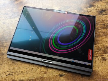 Laptop na posição fechada com painel OLED na parte externa