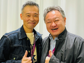 Uma imagem de Shuhei Yoshida com Keiji Inafune.