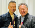 Uma imagem de Shuhei Yoshida com Keiji Inafune.