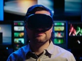 Imagem de um jogador usando o headset de realidade virtual Valve Steam Frame