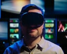 Imagem de um jogador usando o headset de realidade virtual Valve Steam Frame
