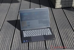 Lenovo ThinkBook 14x em uso ao ar livre sob condições ensolaradas