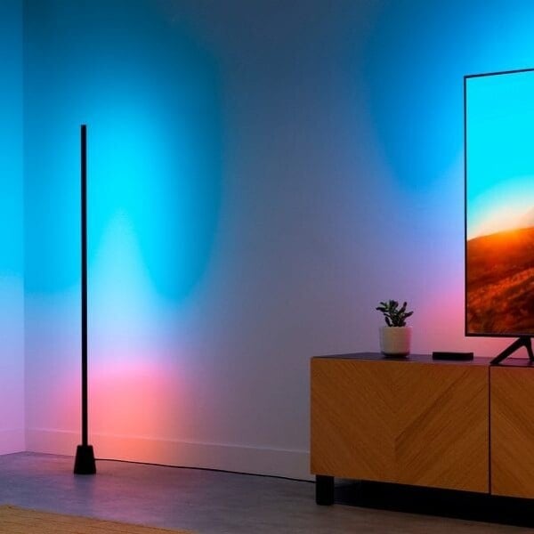 A luz de piso gradiente WiZ (vendida separadamente) também funciona com a caixa de sincronização HDMI. (Fonte da imagem: WiZ)