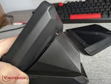 Conecte o Dock XLR à porta USB-C e, em seguida, aperte os parafusos