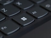 Close-up da tecla Windows em um teclado preto de laptop