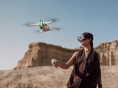 O Antigravity A1 sendo pilotado com seu Grip Controller e óculos Vision. (Fonte da imagem: Insta360)