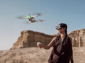 O Antigravity A1 sendo pilotado com seu Grip Controller e óculos Vision. (Fonte da imagem: Insta360)