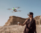 O Antigravity A1 sendo pilotado com seu Grip Controller e óculos Vision. (Fonte da imagem: Insta360)
