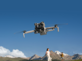 O DJI Mini 5 Pro (foto) tem LiDAR frontal, câmeras fisheye, sensores binoculares e um sensor infravermelho na parte inferior. (Fonte da imagem: DJI)