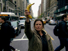 Mulher segurando banana 3 - Essa imagem engana a todos (Fonte: Nano Banana Pro - pós-processada com o CyberLink PhotoDirector)