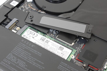 Espalhador de calor removido para revelar o slot primário M.2 PCIe4 x4 e SSD