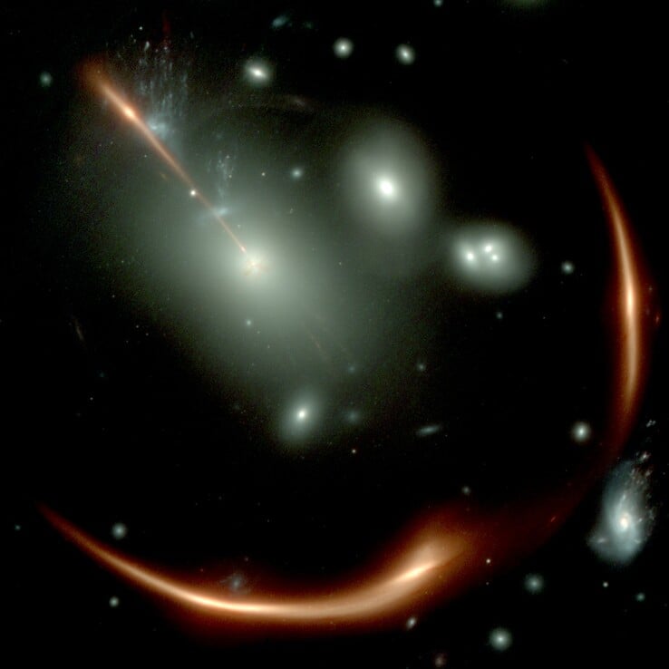 Imagem obtida pelo Telescópio Espacial James Webb mostrando a galáxia distorcida MRG-M0138.