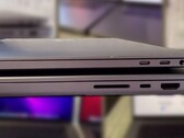 O MacBook Pro 16 2021 pesa a partir de 2,1 kg (4,7 libras) e tem 1,68 cm (0,66 polegadas) de altura. (Fonte da imagem: SANG SÁNG SUỐT - editado)