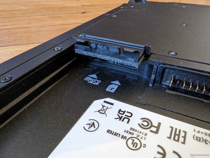 A bateria deve ser removida para acessar os slots MicroSD e nano-SIM