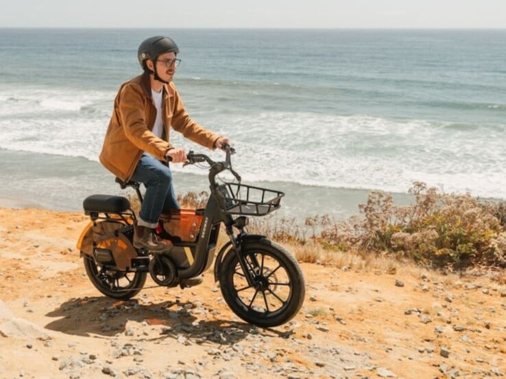 O Segway Muxi Pro possui pneus largos com suspensão dianteira para proporcionar um passeio mais suave em estradas não pavimentadas.