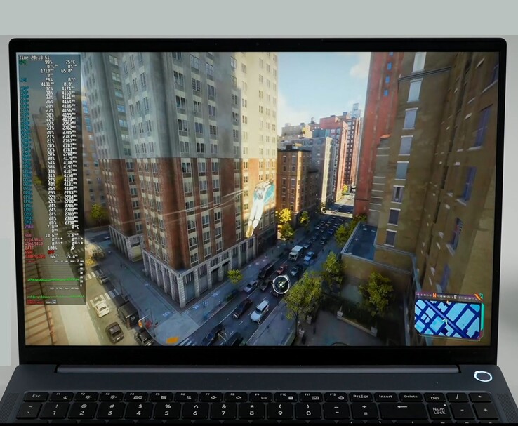 Laptop AIM MAX+ executando Spider-Man 2 no Bazzite com estatísticas detalhadas de desempenho do sistema, incluindo CPU, GPU e uso de RAM exibidos na tela. (Fonte da imagem: ETA PRIME)