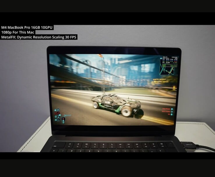 Cyberpunk 2077 em execução em um MacBook Pro M4 (16 GB, GPU de 10 núcleos) a 1080p usando o dimensionamento de resolução dinâmica do MetalFX. O jogo mantém 30 FPS estáveis nessa configuração, conforme testado por Andrew Tsai. (Fonte da imagem: Andrew Tsai / YouTube)