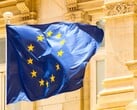 Bandeira da UE hasteada em frente a uma arquitetura histórica