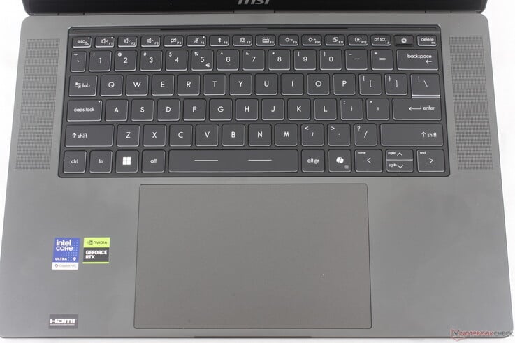 O Clickpad aumentou significativamente de tamanho, passando de 13,1 x 8,2 cm no Stealth 16 de 2023 para 16,1 x 10 cm nesta versão mais recente.