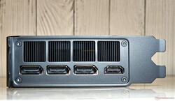 Portas: 3x DisplayPort 2.1b-out, 1x HDMI 2.1b-out
