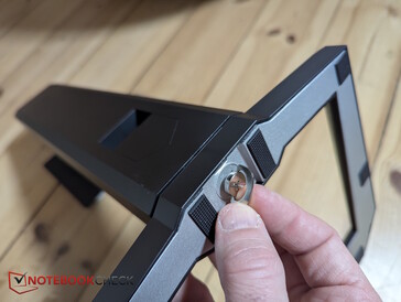 Fixe usando o parafuso de polegar integrado