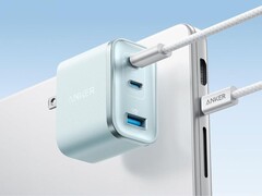 O novo carregador Nano Charger da Anker (foto) agora está disponível nas cores azul e rosa. (Fonte da imagem: Anker)