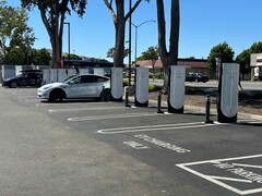 Uma estação de Supercharger da Tesla na foto. 60% de todas as estações inspecionadas eram da Tesla (Fonte da imagem: Tesla Charging via X)