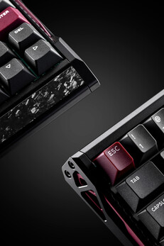 Trilho lateral do teclado de efeito Hall EV63 da Iqunix e destaque em fibra de carbono. (Fonte da imagem: Iqunix)