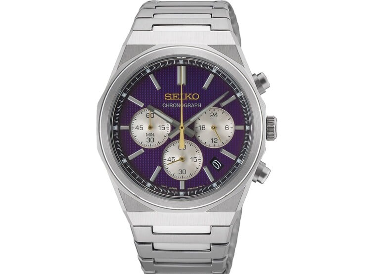 Vista frontal do relógio cronógrafo Seiko HGK003, comemorativo do 145º aniversário, destacando seu mostrador roxo texturizado, submostradores prateados contrastantes, logotipo e ponteiro dos segundos dourados, além da caixa e pulseira em aço inoxidável escovado, contra um fundo branco liso.