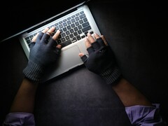 As ordens de vigilância do Reino Unido geram reações contrárias dos EUA devido a preocupações com privacidade e segurança (Fonte da imagem: Towfiqu Barbhuiya, Unsplash)