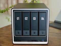 O Ugreen NASync DXP4800 GT apresenta um novo chassi preto e dourado
