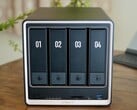 O Ugreen NASync DXP4800 GT apresenta um novo chassi preto e dourado